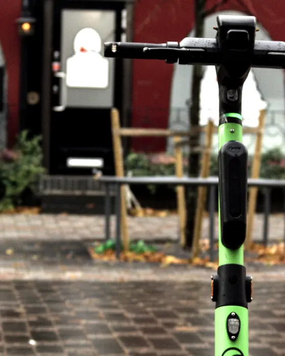 E-Scooter auf einem gepflasterten Uferweg an der Mosel