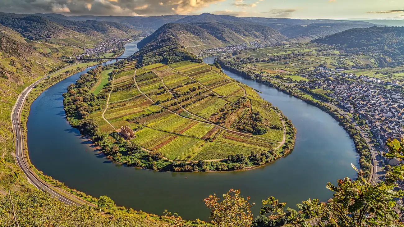 Die Moselschleife bei Traben-Trarbach mit Weinbergen an den Hängen und dem Fluss im Tal